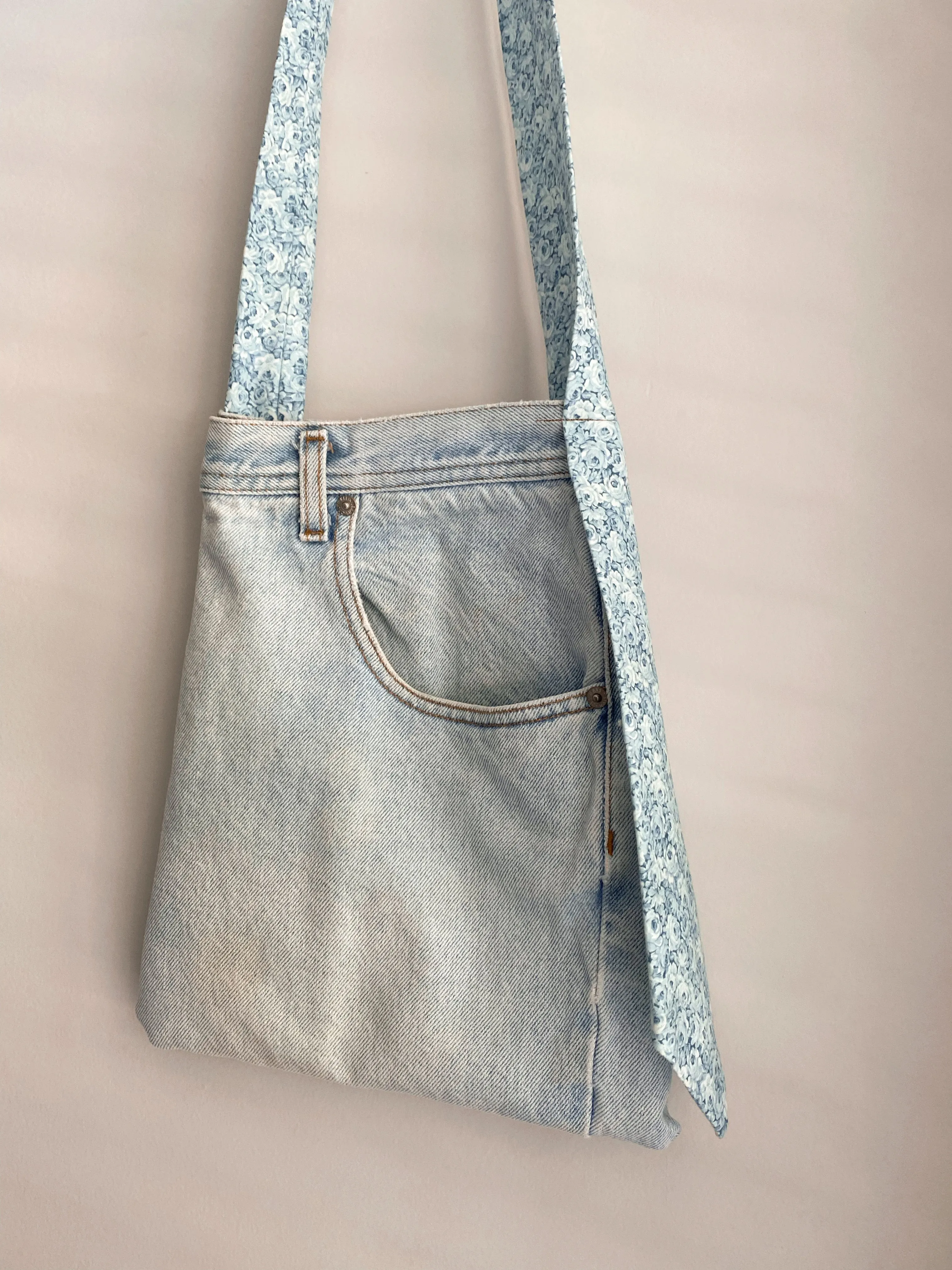 Light Blue Floral Tie Pocket Purse