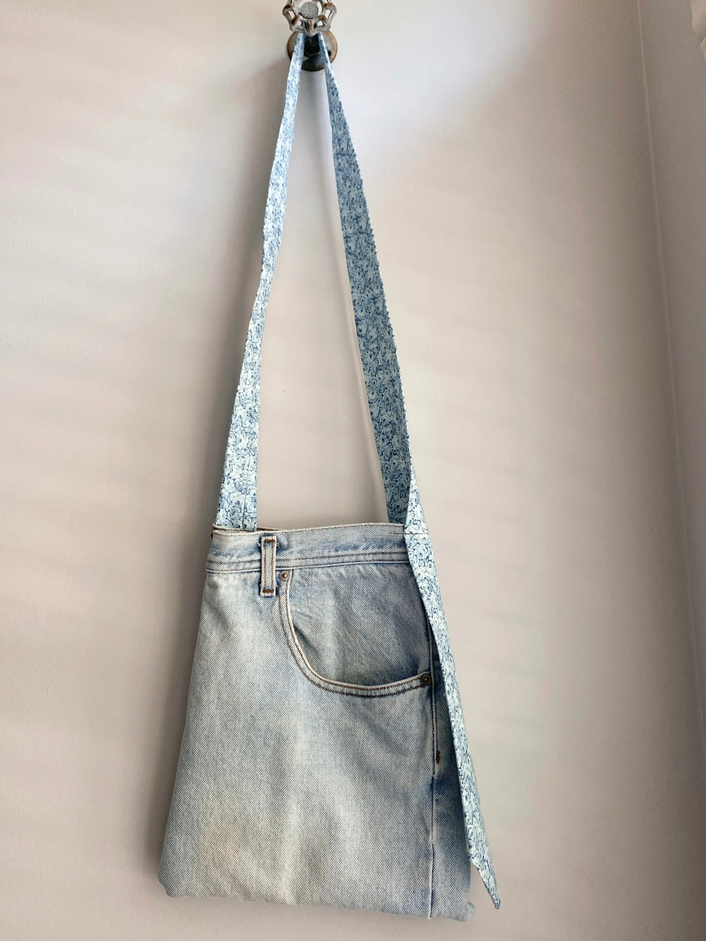 Light Blue Floral Tie Pocket Purse